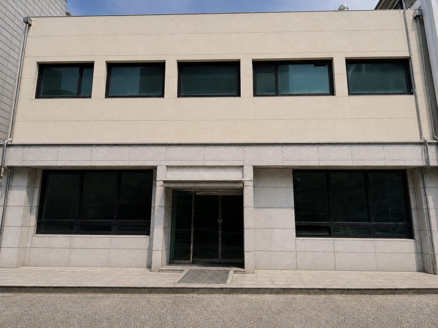 세척 후 정돈된 저층 건물 외곽